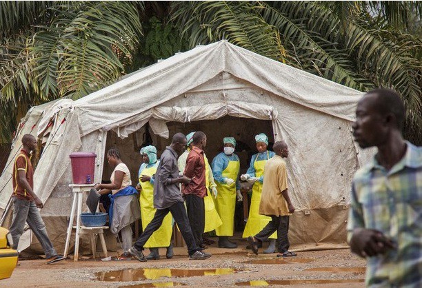 Trabajadores de la salud antes de entrar en el Hospital Kenema en Sierra Leona, donde atienden pacientes de ébola, el 09 de agosto 2014. Foto Ap