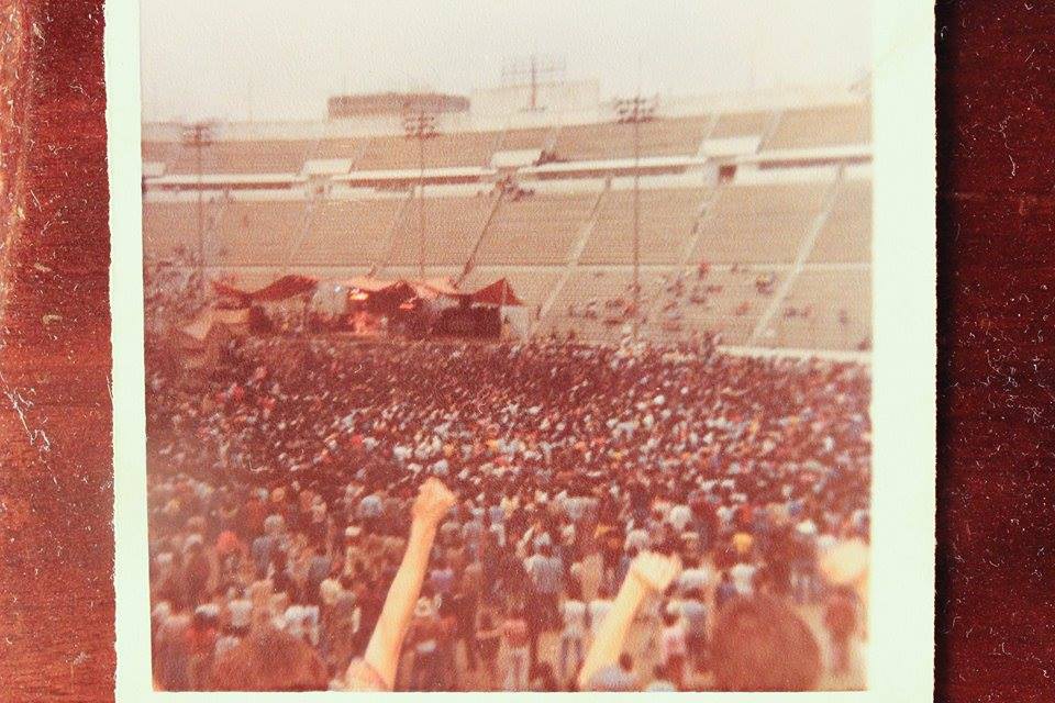 ‘Conciertazo’ en el Estadio Olímpico en 1980, con Deep Purple -agrupación de la que acudió el vocalista original, Rod Evans-, Blackoak Arkansas, claro, con Jim Dandy al frente, y los Dug Dug’s, sobrevivientes de Avándaro. Por allí nos encontramos con Jaime López Espino, ‘bataco’ de Mr. Máquina