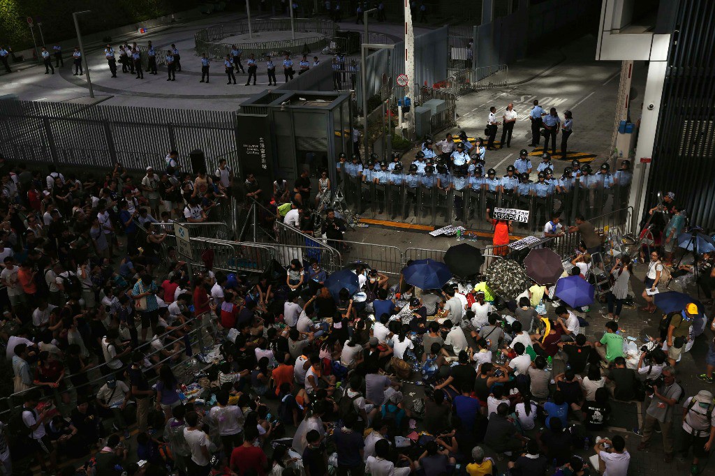 Manifestantes se ubicaron delante del edificio de la sede del gobierno de Hong Kong para protestar por la decisión de Pekín de mantener bajo estrecho control la elección de líderes de este territorio. Foto Reuters