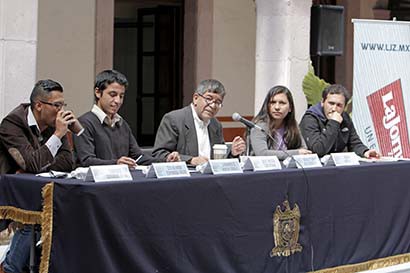 El académico universitario, José Enciso Contreras (al centro), fungió como moderador ■ FOTO: ERNESTO MORENO