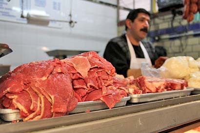 El municipio sella la carne del rastro para que en las carnicerías se percaten de la legalidad y la salud del animal ■ FOTO: MIGUEL ÁNGEL NÚÑEZ