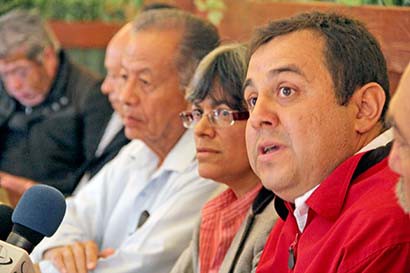 Antonio Guzmán (primero a la derecha) es integrante del Grupo Plural de Académicos de la UAZ, que ofreció una conferencia el pasado 20 de agosto ■ FOTO: ANDRÉS SÁNCHEZ