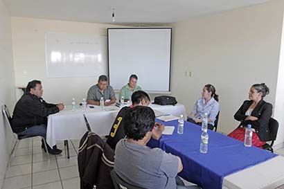 Profesores de varias regiones acudieron a las instalaciones del Sindicato Independiente de Trabajadores de Telesecundaria del Estado de Zacatecas ■ FOTO: ERNESTO MORENO