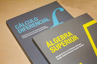 Ejemplares de las publicaciones Álgebra Superior y Cálculo Diferencial ■ foto: La Jornada Zacatecas