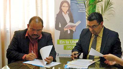 Los acuerdos fueron signados por José Guadalupe Infante y Gustavo Stroobants, representante de la Unidep ■ FOTO: LA JORNADA ZACATECAS