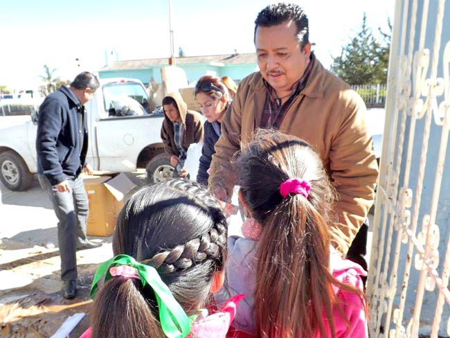 Imagen de archivo durante una entrega de juguetes a niños de escasos recursos que realizó el edil Raúl de Luna ■ foto: La Jornada Zacatecas