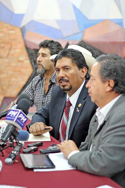 El legislador José Guadalupe Hernández con líderes de ex braceros, ante los medios informativos ■ FOTO: ANDRÉS SÁNCHEZ
