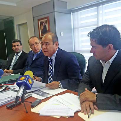 Arturo Nahle, procurador de Justicia, junto a Le Roy Barragán (ambos al centro) ■ FOTO: ALMA RÍOS