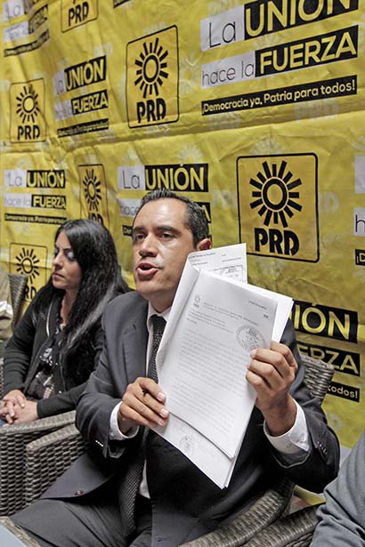 Gerardo Espinoza Solís, presidente estatal del Sol Azteca, en rueda de pensa ■ foto: Ernesto Moreno