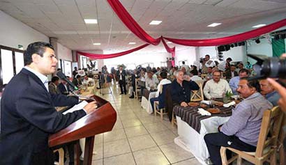 El gobernador del estado en su visita a la Cámara Mexicana de la Industria de la Construcción ■ foto: La Jornada Zacatecas