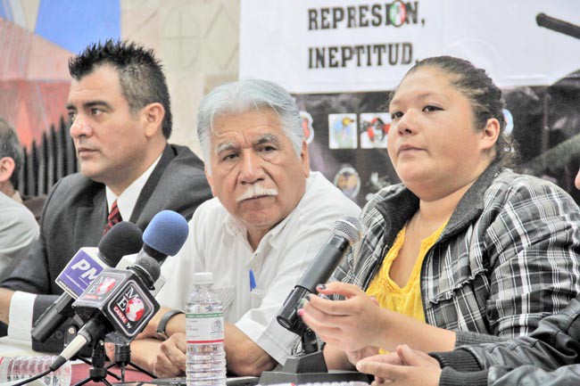 Perla María Becerra (derecha) habló a nombre de maestros desempleados, respaldados por el FSSPZ y algunos legisladores ■ FOTO: ERNESTO MORENO
