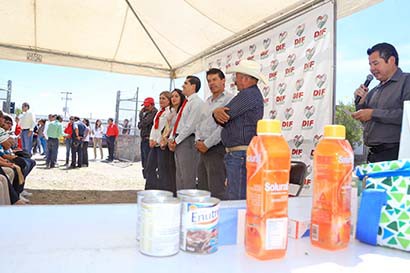 Aspectos de la Feria de la Salud, donde el presidente municipal acudió en compañía de otros funcionarios ■ FOTO: LA JORNADA ZACATECAS