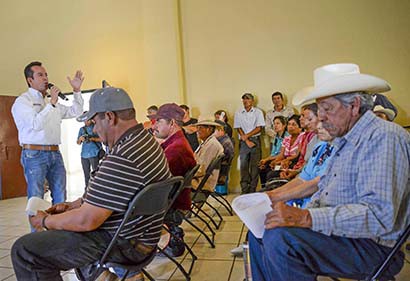 Benjamín Medrano llamó a los beneficiados a aplicar los apoyos ■ foto: La Jornada Zacatecas