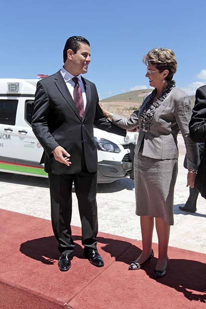 Mercedes Juan López, secretaria de Salud federal, junto al gobernador ■ FOTO: ERNESTO MORENO