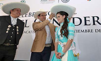 Alonso Reyes coronó a Sagrario Aldana Sánchez como reina de los ganaderos ■ foto: La Jornada Zacatecas