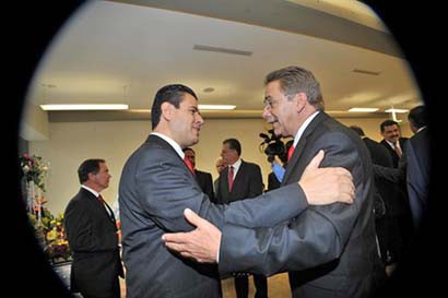 El gobernador Miguel Alonso Reyes saludó a su homólogo de San Luis Potosí, Fernando Toranzo Fernández, quien presentó su quinto Informe ■ foto: La Jornada Zacatecas
