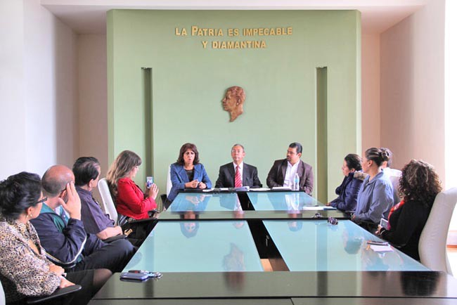 Momento de establecer lo acuerdos por parte de ambos organismos radiofónicos ■ foto: La Jornada Zacatecas