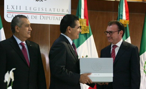 El presidente de Cámara de Diputados, Silvano Aureoles recibe de manos del secretario de Hacienda, Luis Videgaray, el paquete económico para 2015. Foto Guillermo Sologuren