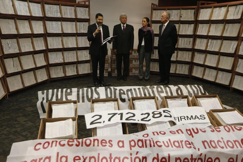 Andrés Manuel López Obrador entregó en el Senado las firmas recolectadas por Morena para la realización de la consulta energética. Foto: La Jornada