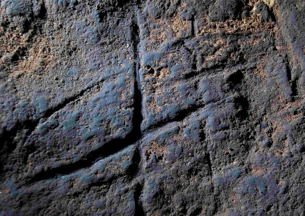 Grabado descubierto en la cueva Gorham, atribuido a la etapa neandertal. Foto Reuters
