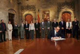 El presidente de Cataluña, Artur Mas, arropado por su ejecutivo y representantes de otros partidos nacionalistas, firmó el decreto de convocatoria de consulta sobre la independencia de esta región. Foto Reuters