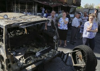 Sitio de un doble atentado con coche bomba en un concurrido mercado en el distrito de Gadir, en el sureste de Bagdad, este jueves. Foto Ap
