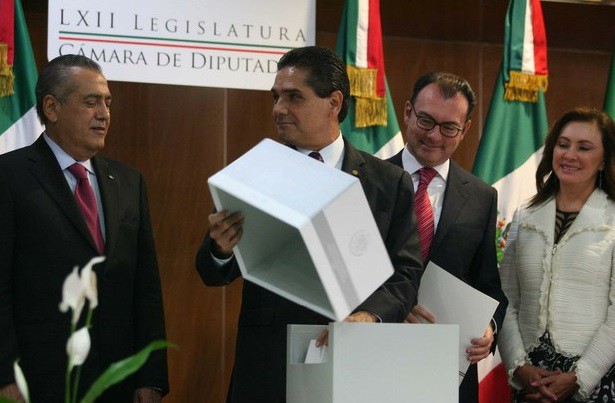 El presidente de la Mesa Directiva de la Cámara de Diputados, Silvano Aureoles, recibe el paquete económico para 2015. Foto Guillermo Sologuren