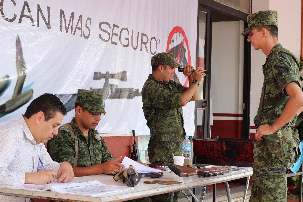 En el marco del programa de Canje de Armas 2014, campaña que se realizará en distintos puntos del estado de Michoacán, el ejército mexicano ofertará laptops, tabletas, electrodomésticos y hasta dinero en efectivo por armas de fuego de distinto calibre. Foto Cuartoscuro