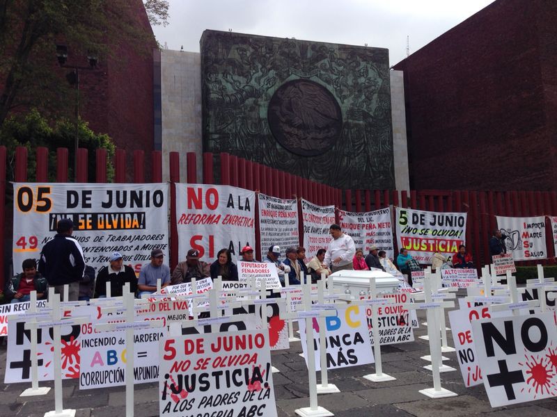 Padres de los niños muertos en la guardería ABC protestan afuera de San Lázaro. Foto: La Jornada