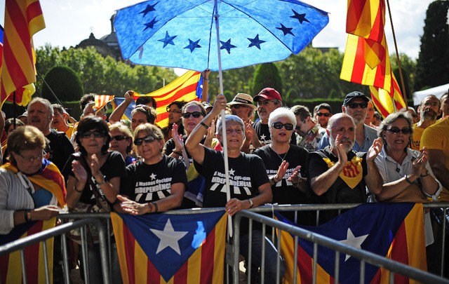 Banderas de Cataluña ondean este viernes frente al Parlamento de Barcelona, en una manifestación en favor de un referéndum independentista. Foto Ap