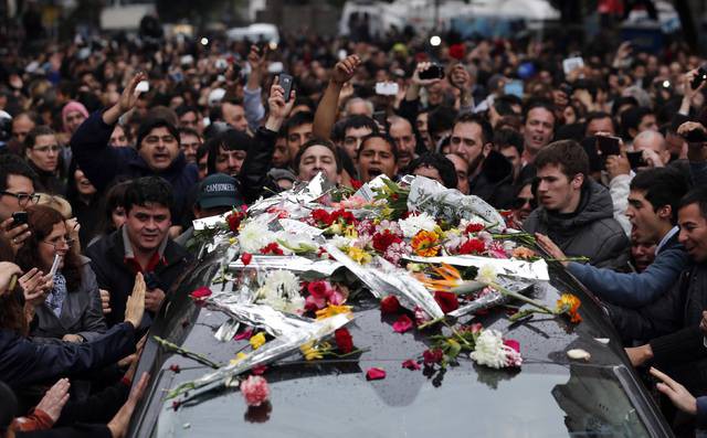 Admiradores de Gustavo Cerati caminan junto a la carroza fúnebre del músico argentino, rumbo al entierro en un cementerio de Buenos Aires. Foto Reuters