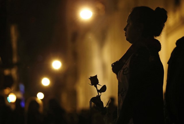 Una admiradora de Gustavo Cerati espera paciente en la fila para entrar al funeral del músico en Buenos Aires. Foto Reuters