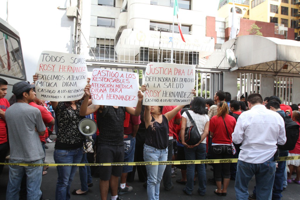 Integrantes de organizaciones populares durante una protesta ante la sede de la CNDH en abril de este año. Foto: La Jornada