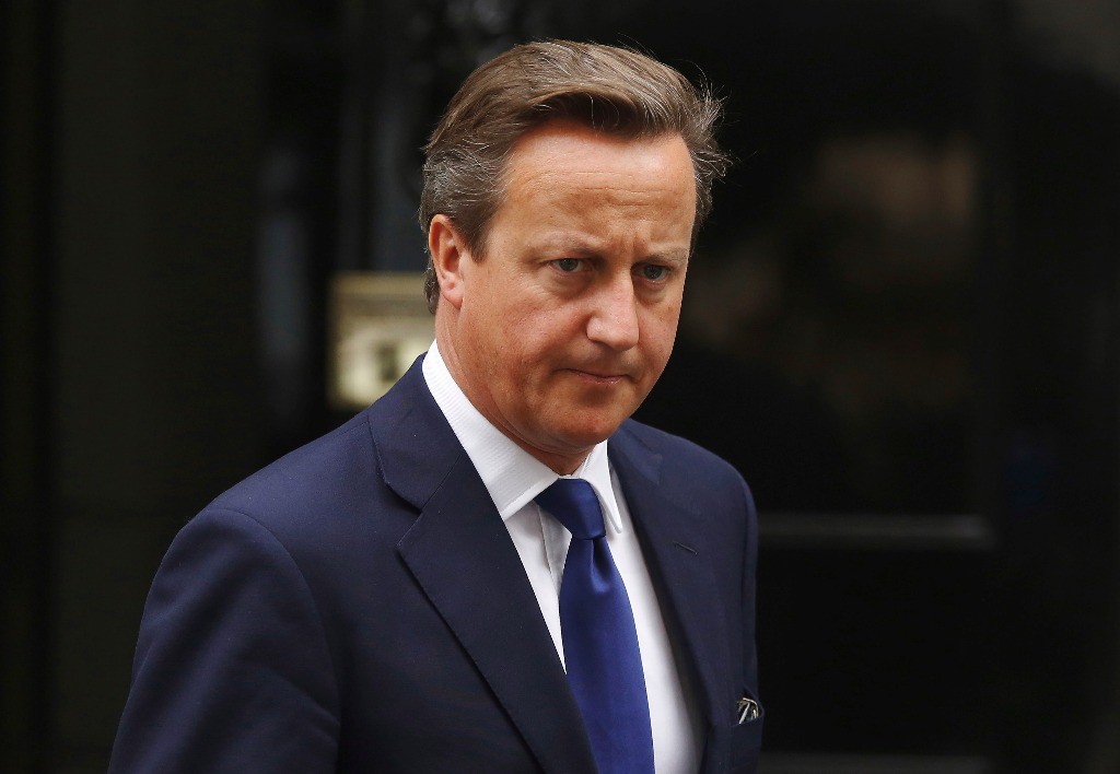 El primer ministro de Gran Bretaña, David Cameron, sale de Downing Street, tras una reunión este miércoles. Foto Reuters