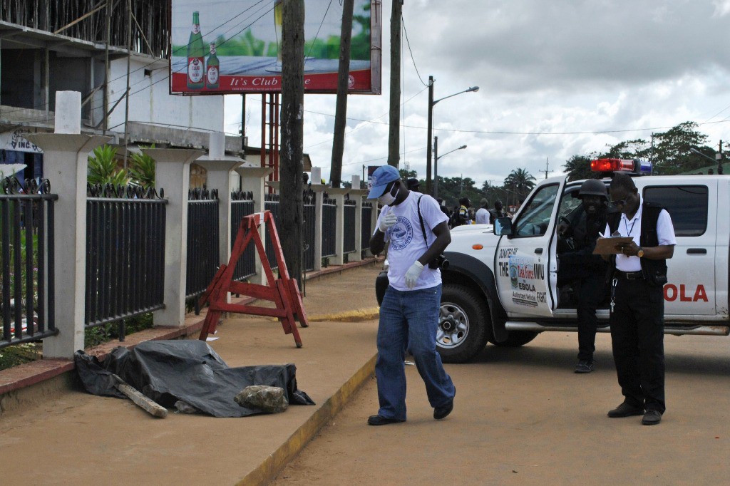 Agentes toman nota por la muerte de una persona en Monrovia, Liberia. Foto Reuters