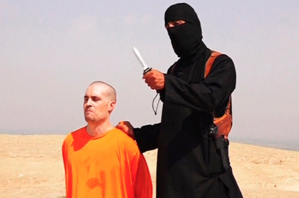 El periodista James Foley antes de ser decapitado en el primer video difundido el 24 de agosto, donde anunciaron la ejecución de Steve Sotloff, difundida este martes en otro video. Foto Reuters