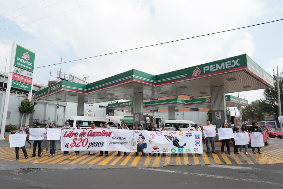 Protesta en gasolinera de la delegación Venustiano Carranza. Foto: La Jornada