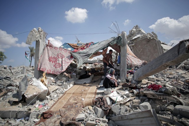 Una familia palestina se refugia entre los escombros de lo que fue su casa, al sur de Gaza, en imagen del 13 de septiembre. Foto Ap