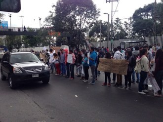 Estudiantes de la Vocacional 4 bloquean carriles de la avenida Constituyentes en demanda de la derogación de los nuevos planes de estudio y la cancelación de la reforma al reglamento interno. Foto: La Jornada