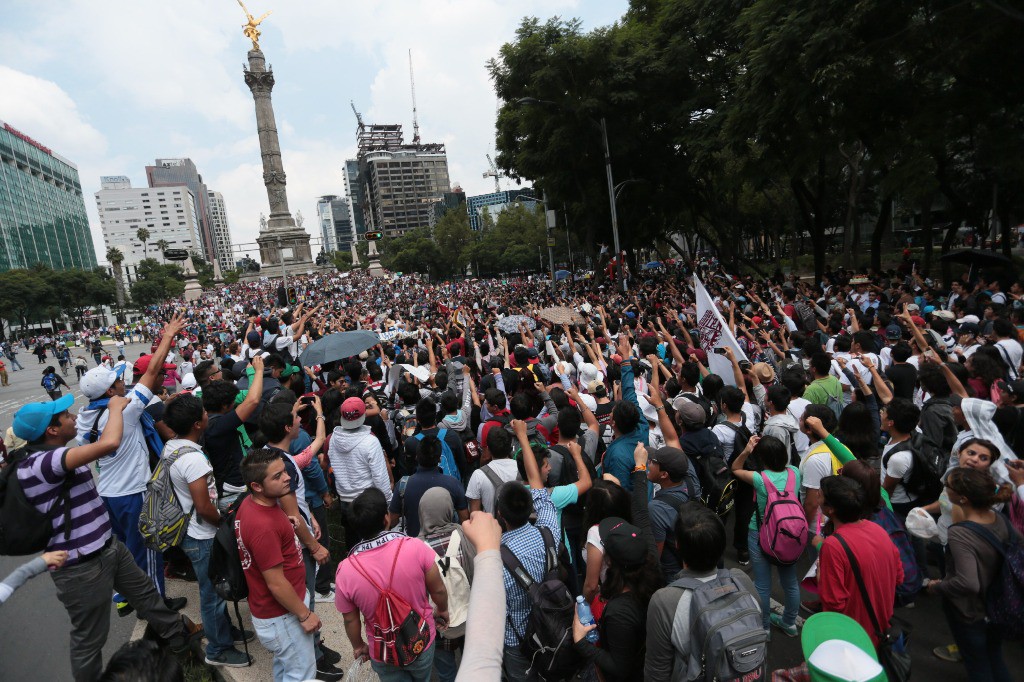 La Marcha de estudiantes del IPN llega al Ángel de la Independencia. Foto: La Jornada