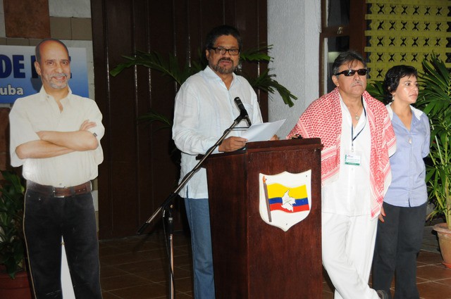 Luciano Marín Arango (al centro), alias Iván Márquez, jefe de la delegación de las FARC, durante una conferencia a su llegada al Palacio de Convenciones, previo a las conversaciones de paz que sostienen el gobierno colombiano y dicho grupo, en La Habana, Cuba. Foto Xinhua