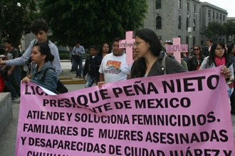 Nuestras Hijas de Regreso a Casa y la agrupación Rosas Rojas realizan una manifestación en la Estela de Luz. Foto: La Jornada