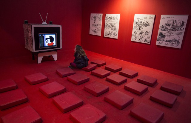 Una niña observa capítulos de la serie animada 'Mafalda y sus amigos' durante la muestra 'El mundo según Mafalda', en la Usina del Arte de Buenos Aires. Foto Xinhua