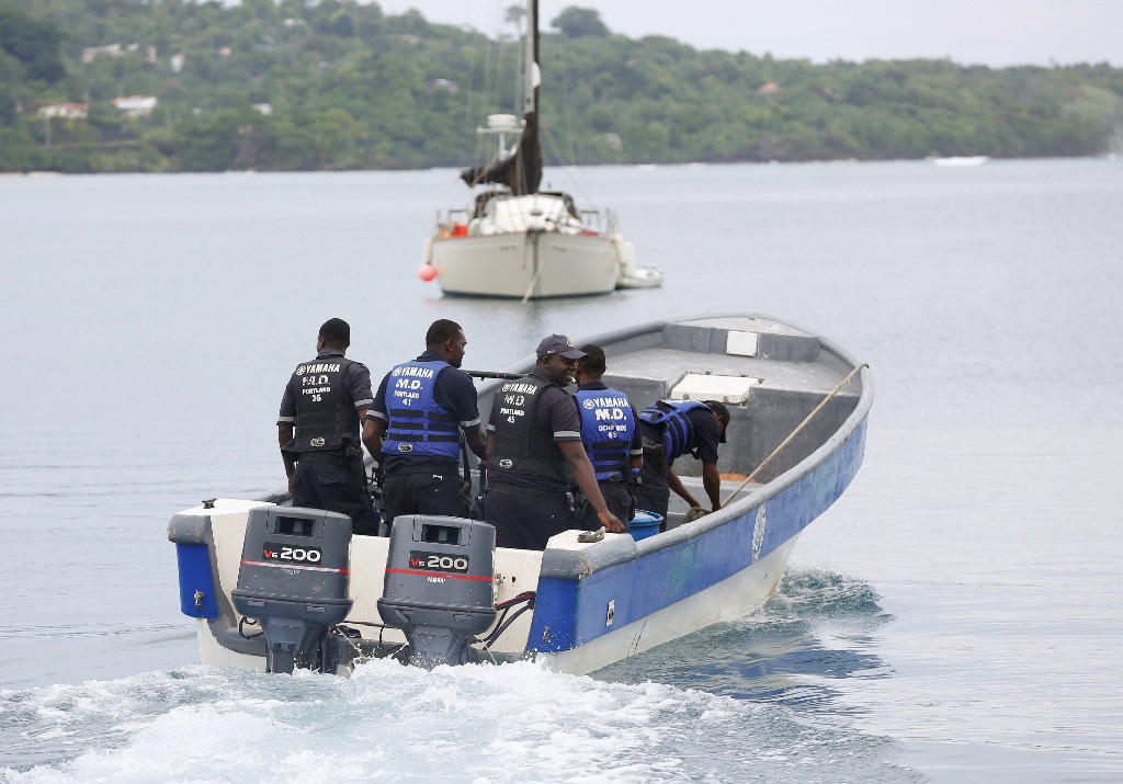 Integrantes de la Marina de Jamaica participan en la búsqueda de la avioneta estadunidense que se estrelló en Port Antonio. Foto Reuters