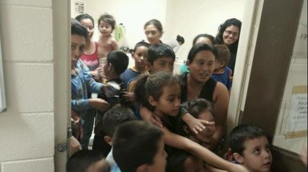 Menores migrantes se amontonan en una oficina del Departamento de Salud y Servicios Humanos en el sur de Texas. Foto Reuters / Archivo