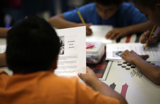 Menores toman clases en una casa temporal para migrantes en Kansas, en imagen del 10 de septiembre pasado. Foto Ap