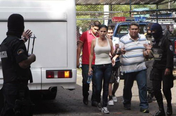 Raquel Alatorre y otro mexicano no identificado, quienes dijeron ser empleados de Televisa, al arribar a la corte de Managua para responder a varias acusaciones, el 19 de septiembre de 2012. Foto Reuters / Archivo