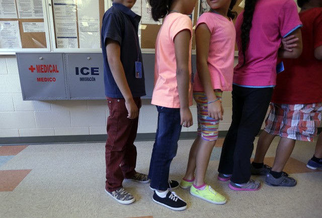 Las autoridades estadunidenses detuvieron a más de 10 mil 500 niños solo en mayo y junio. En imagen de archivo, niños migrantes en un hogar temporal en Kansas. Foto Ap