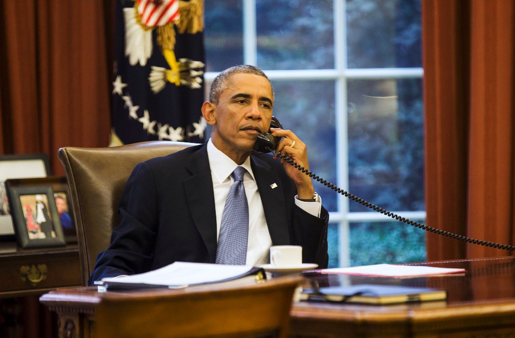 El presidente de Estados Unidos, Barack Obama, habla por teléfono con el rey de Arabia Saudita Abdullah en la Oficina Oval de la Casa Blanca este miércoles. Foto Reuters