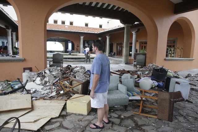 Un turista extranjero mira los daños causados por el huracán Odile al interior del hotel donde se hospeda en Los Cabos, BCS. Foto: AP